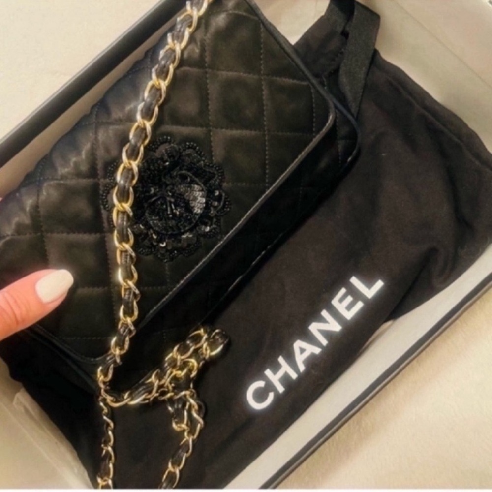 VINTAGE CHANEL Black Quilted Crossbody Bag with Chain